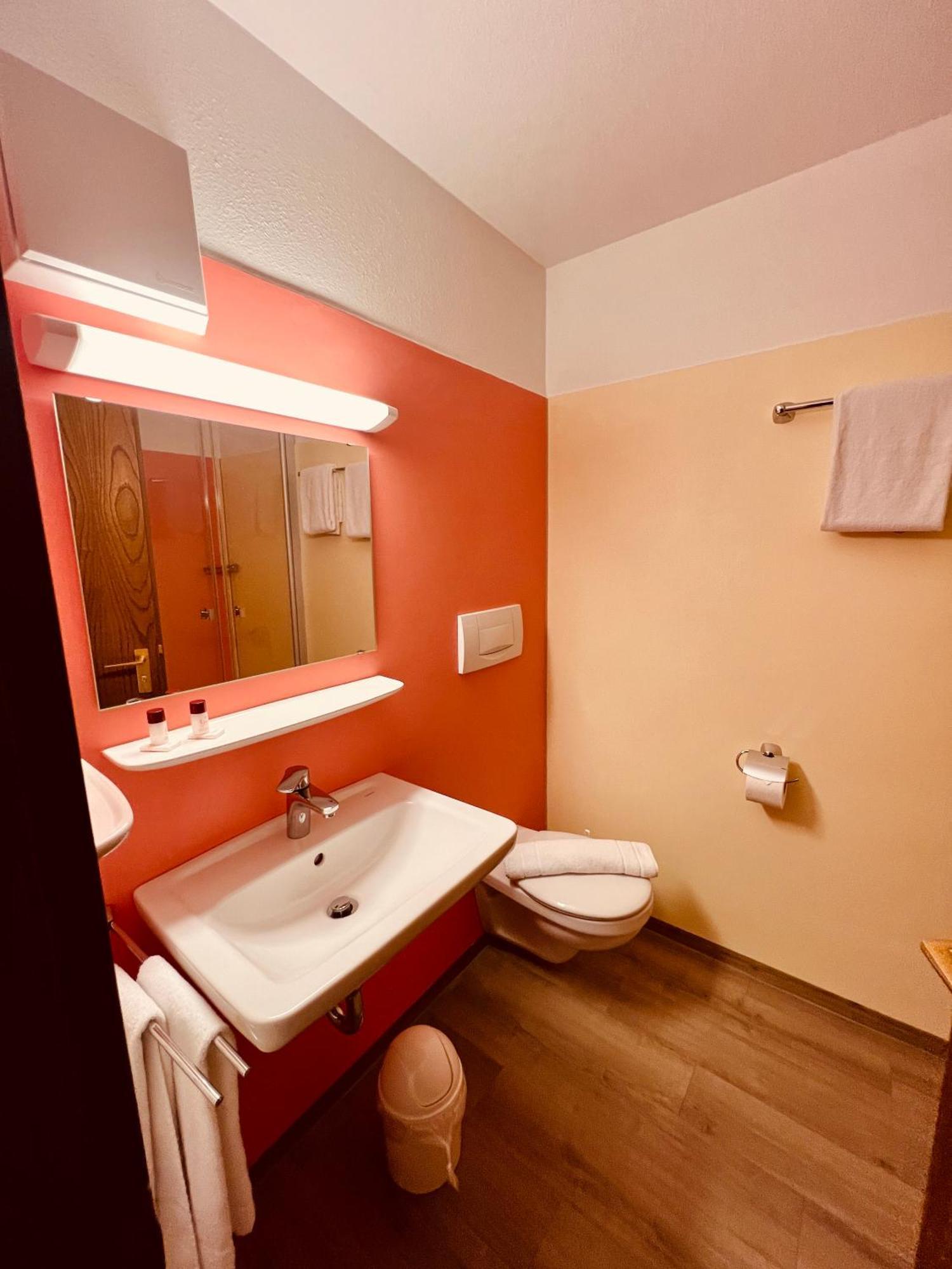 Mit Bademantelgang Zur Wohlfuehltherme *