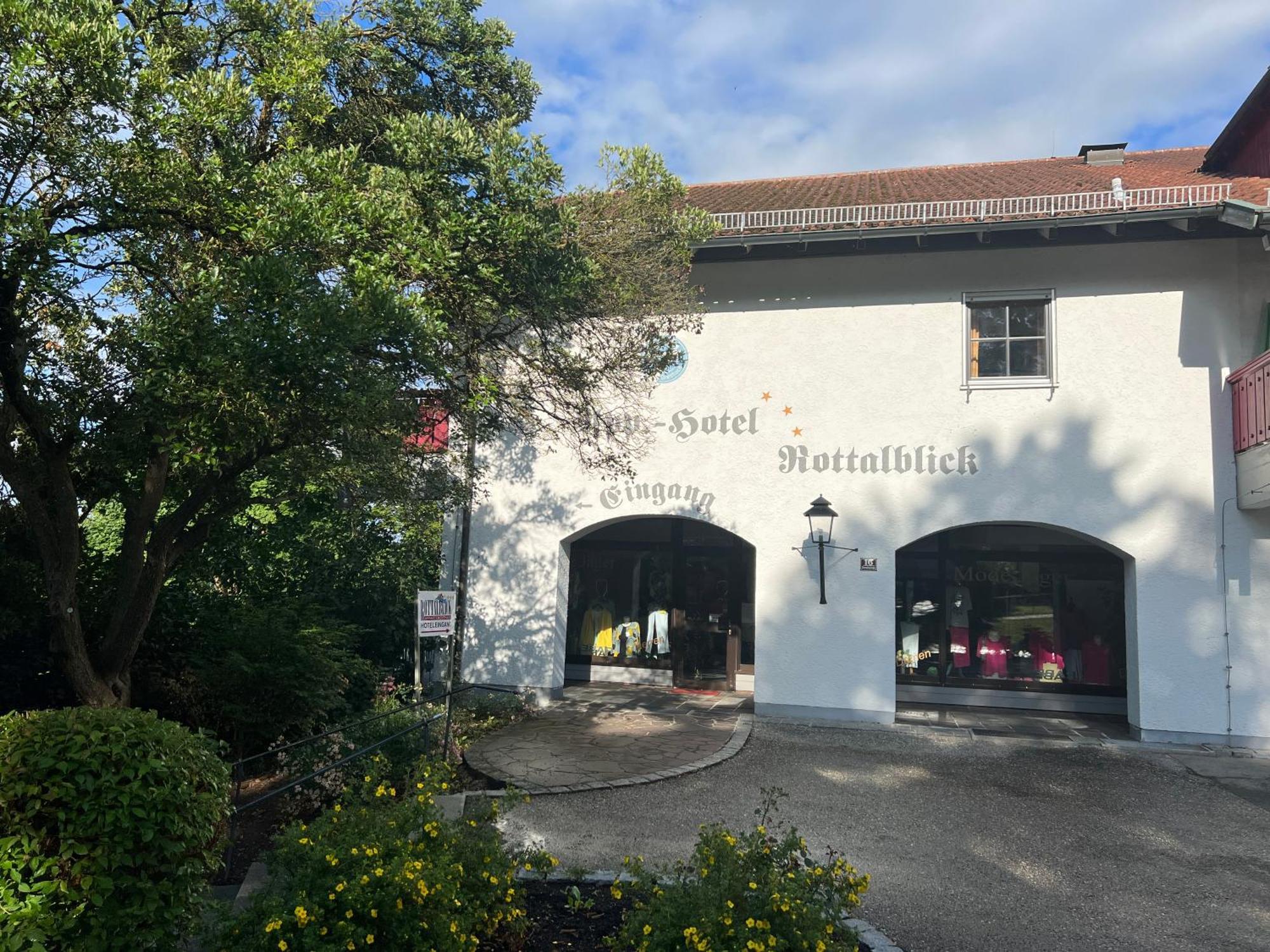 Mit Bademantelgang Zur Wohlfuehltherme * Bad Griesbach (Bavaria)